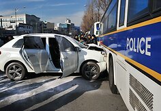 Supykęs vyras norėjo automobiliu trenktis į Kinijos ambasados pastatą Seule, bet &scaron;is užstatytas policijos autobusais.