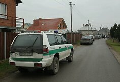 Policijos automobilis netoli Laimutės Kedienės namų