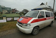 Greitosios pagalbos automobilis prie Laimutės Kedienės namų