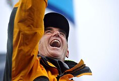 Triumfuojanti įgula ir jos kapitonas