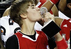 Paauglių dievaičiui Justinui Bieberiui NBA &bdquo;Visų žvaigždių&ldquo; savaitgalyje atiteko naudingiausio žaidėjo prizas 