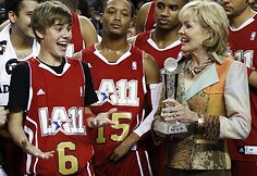 Paauglių dievaičiui Justinui Bieberiui NBA &bdquo;Visų žvaigždių&ldquo; savaitgalyje atiteko naudingiausio žaidėjo prizas 
