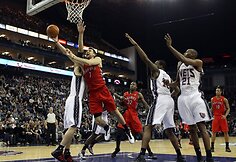 Istorinėse NBA rungtynėse Londone „Nets“ nugalėjo Lino Kleizos ekipą