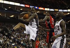 Istorinėse NBA rungtynėse Londone „Nets“ nugalėjo Lino Kleizos ekipą