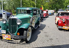 Ralyje dalyvauja automobiliai, pagaminti iki 1945 metų