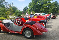 Ralyje dalyvauja automobiliai, pagaminti iki 1945 metų