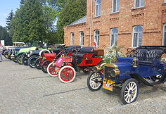 Ralyje dalyvauja automobiliai, pagaminti iki 1945 metų