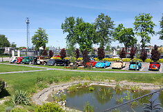 Ralyje dalyvauja automobiliai, pagaminti iki 1945 metų