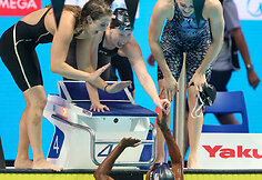Kathleen Baker, Lilly King, Kelsi Worrell ir Simone Manuel džiaugiasi i&scaron;kovotu auksu