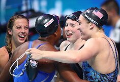 Kathleen Baker, Lilly King, Kelsi Worrell ir Simone Manuel džiaugiasi i&scaron;kovotu auksu