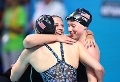 Kathleen Baker, Lilly King ir Kelsi Worrell džiaugiasi i&scaron;kovotu auksu