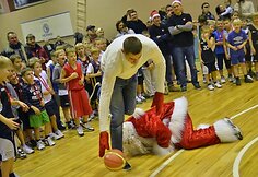 Jonas Valančiūnas Sostinės krepšinio mokyklos šventėje