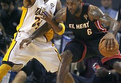 D.Wade'as ir L.Jamesas vedė „Heat“ į pergalę prieš „Lakers“ su Kobe Bryantu