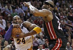 D.Wade'as ir L.Jamesas vedė „Heat“ į pergalę prieš „Lakers“ su Kobe Bryantu