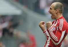 Olandas Arjenas Robbenas pelnė tris įvarčius, o „Bayern“ sutriuškino varžovus rezultatu 6:0