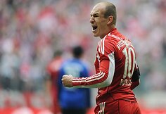 Olandas Arjenas Robbenas pelnė tris įvarčius, o „Bayern“ sutriuškino varžovus rezultatu 6:0