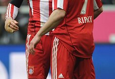 Olandas Arjenas Robbenas pelnė tris įvarčius, o „Bayern“ sutriuškino varžovus rezultatu 6:0