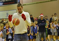 Jonas Valančiūnas Sostinės krepšinio mokyklos šventėje