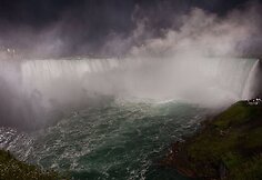 Akrobatas Nikas Wallenda tapo žmogumi, kuris pirmasis per daugiau nei &scaron;imtmetį perėjo lynu, i&scaron;temptu vir&scaron; Niagaros krioklio.
