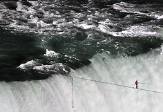 Akrobatas Nikas Wallenda tapo žmogumi, kuris pirmasis per daugiau nei &scaron;imtmetį perėjo lynu, i&scaron;temptu vir&scaron; Niagaros krioklio.