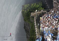 Akrobatas Nikas Wallenda tapo žmogumi, kuris pirmasis per daugiau nei &scaron;imtmetį perėjo lynu, i&scaron;temptu vir&scaron; Niagaros krioklio.