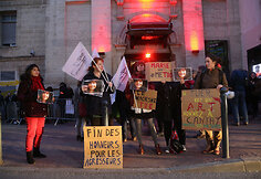 Feministės, laikančios Marie Trintignant nuotraukas