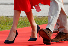 Sasekso hercogienė Meghan pamir&scaron;o nusikirpti suknelės etiketę