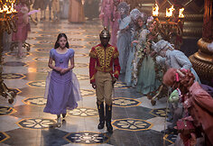 Mackenzie Foy ir Jaydenas Fowora-Knightas filme &bdquo;Spragtukas ir keturios karalystės&ldquo;