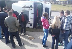 Kaune apvirto vilkikas.
