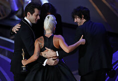 Lady Gaga su kitais dainos &bdquo;Shallow&ldquo; autoriais