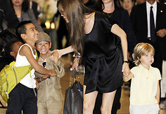 Angelina Jolie su sūnumis Maddoxu, Paxu ir dukra Shiloh