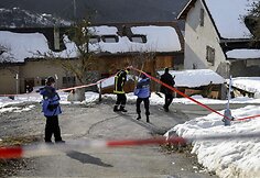 Šveicarijos policija Dejono kaime, šalia nusikaltimo vietos