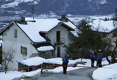 Šveicarijos policija Dejono kaime, šalia nusikaltimo vietos