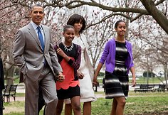Barackas ir Micelle Obamos su dukterimis Sasha ir Malia