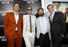 Bradley Cooperis, režisierius Toddas Phillipsas, Zachas Galifianakis ir Edas Helmsas