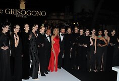 Smiltė Bagdžiūnė (trečia i&scaron; kairės), &bdquo;De Grisogono&ldquo; įkūrėjas Fawazas Gruosi (&scaron;e&scaron;tas i&scaron; kairės), aktorė Sharon Stone (raudona suknele) ir Juozas Statkevičius (a&scaron;tuntas i&scaron; kairės)