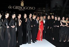 Smiltė Bagdžiūnė (trečia i&scaron; kairės), &bdquo;De Grisogono&ldquo; įkūrėjas Fawazas Gruosi (&scaron;e&scaron;tas i&scaron; kairės), aktorė Sharon Stone (raudona suknele) ir Juozas Statkevičius (a&scaron;tuntas i&scaron; kairės)