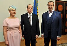 Estijos prezidentas Toomasas Hendrikas Ilvesas su žmona Evelin ir Monako princu Albertu II