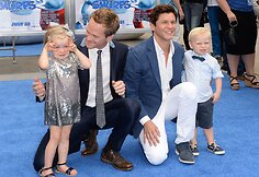 Neilas Patrickas Harrisas su sutuoktiniu Davidu Burtka ir vaikais Harper bei Gideonu