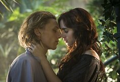 Lily Collins ir Jamie Campbellas Boweris filme &bdquo;Mirties įrankiai: Kaulų miestas&ldquo;