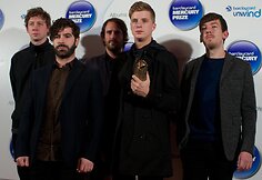 Grupė &bdquo;Foals&ldquo; (i&scaron; kairės: Walteris Gerveris, Yannis Philippakis, Jimmy Smithas, Jackas Bevanas ir Edwinas Congreave'as)