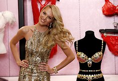 Candice Swanepoel su „Royal Fantasy Bra“ liemenėle