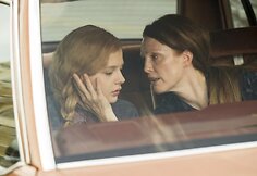 Chloe Moretz ir Julianne Moore filme &bdquo;Kerė&ldquo;