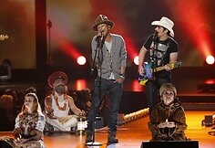 Pharrellas Williamsas ir Bradas Paisley