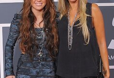 Dainininkė Miley Cyrus su mama Tish Cyrus