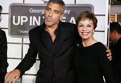 Aktorius George'as Clooney su mama Nina