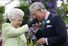 Princas Charlesas su mama karaliene Elizabeth II