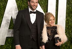 Aktorius Bradley Cooperis su mama Gloria