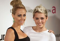 Dainininkė Miley Cyrus su mama Tish