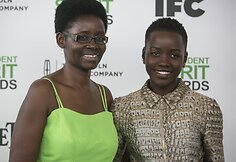 Aktorė Lupita Nyong'o su mama Dorothy